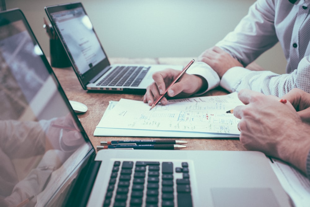 Dirigeants analysant leurs données
